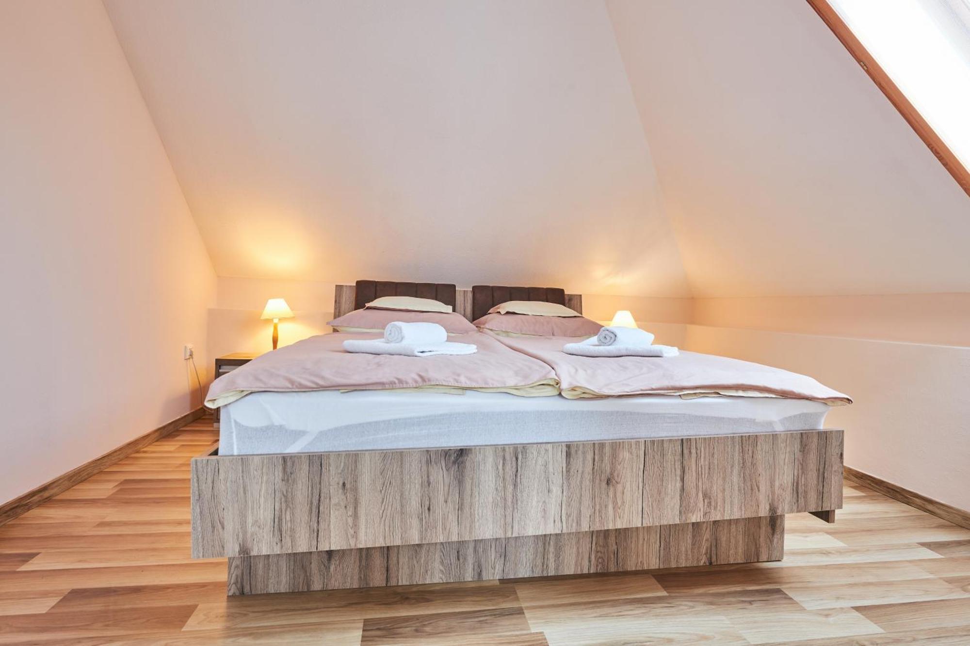 Ada Apartmanhaz Hajdúszoboszló المظهر الخارجي الصورة
